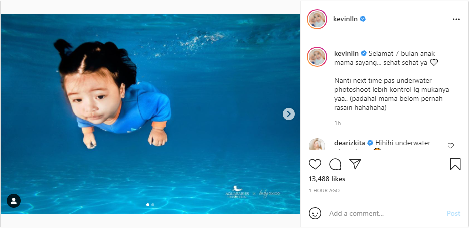 Kevin Lilliana memposting foto putrinya yang bernama Sera yang kini berusia 7 bulan saat pemotretan di bawah air.