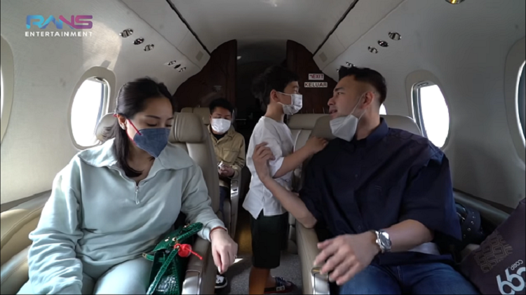 Raffi Ahmad dan Nagita Slavina naik jet pribadi Gilang Widya Pramana