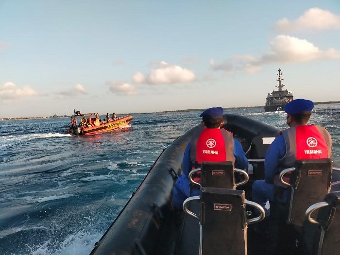  Evakuasi/pemindahan 19 ABK yang kapalnya tenggelam di Samudera Hindia dilakukan dengan cara tender dari Kapal AL Australia HMAS ANSAC ke KRI ESCOLAR, Jumat 21 Mei 2021.