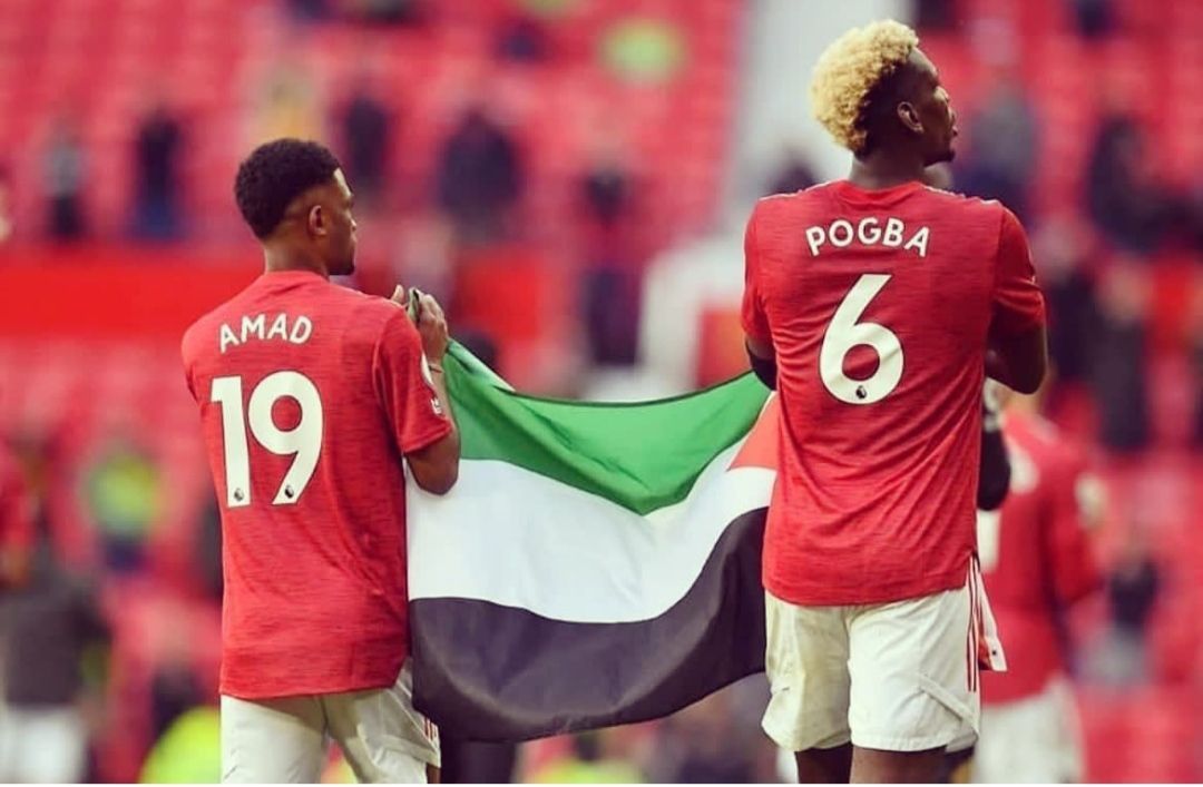 Paul Pogba dan Amad pamerkan bendera Palestina di Old Trafford