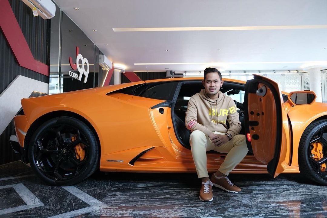 Gilang Widya Pramana merupakan salah satu Crazy Rich  asal Malang yang memiliki Supercar seharga Rp12 Miliar