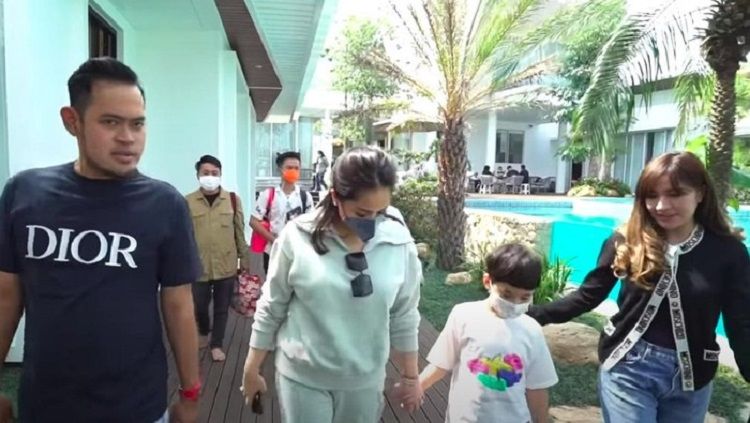 Raffi Ahmad dan Nagita Slavina berkeliling di rumah Gilang Widya Pramana