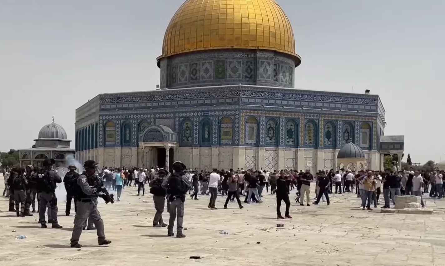 Serangan terbaru polisi Israel ke lokasi kompleks Masjid Al Aqsa di Yerusalem pada Jumat, 21 Mei 2021.