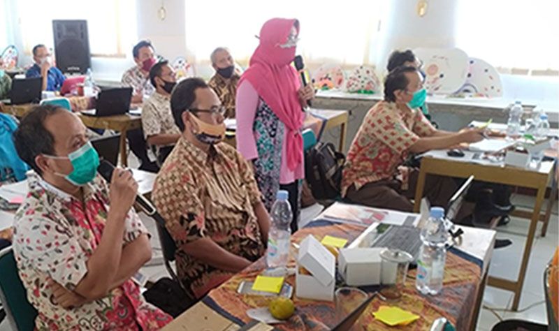 Para guru matematika yang tergabung dalam MGMP Matematika SMP Kabupaten Sragen mengikuti pelatihan yang diberikanProgram Studi Matematika FKIP-UNS/Portal Brebes 