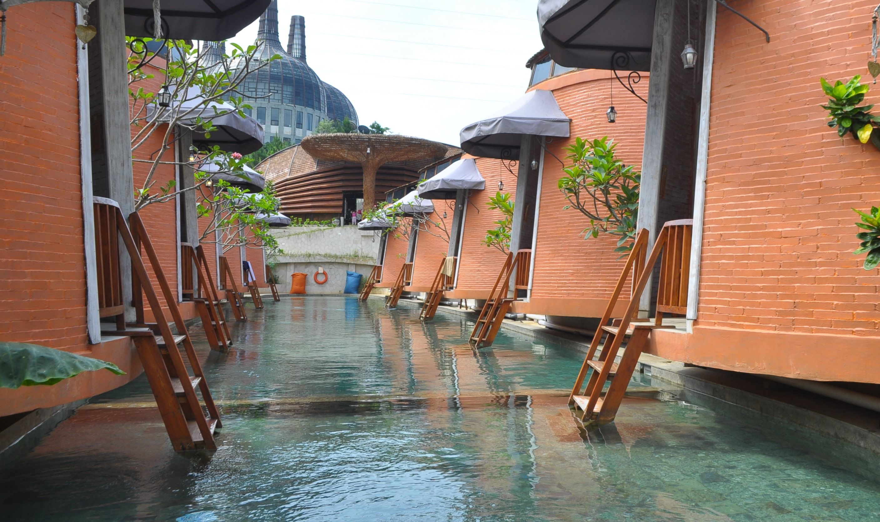 Suasana villa Dusun Sumilir dengan fasilitas kolam renang di bagian belakang