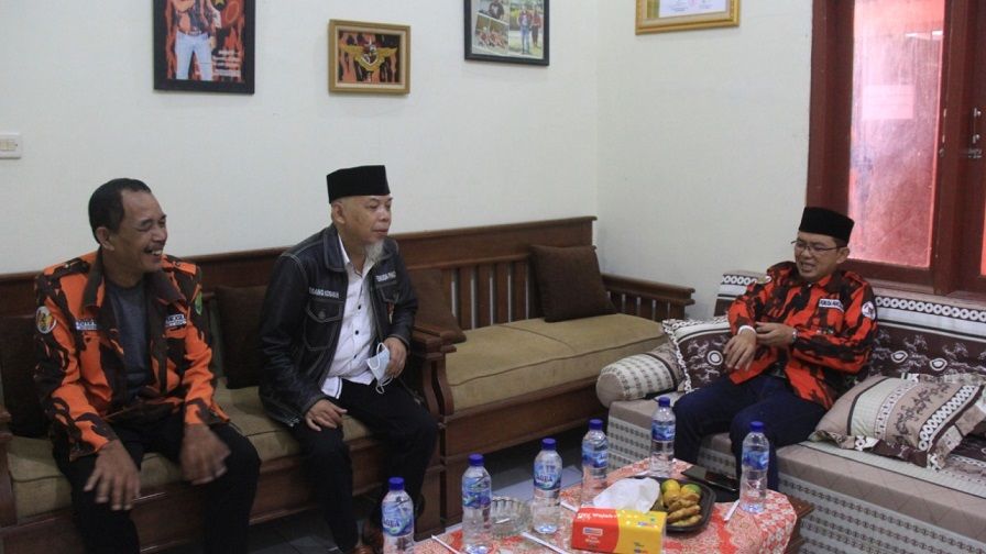 K.H. Maman Imanulhaq melakukan ramah tamah dengan Ketua PP, H. Endang Kosasih bertempat di Majelis Pimpinan Cabang PP Subang .