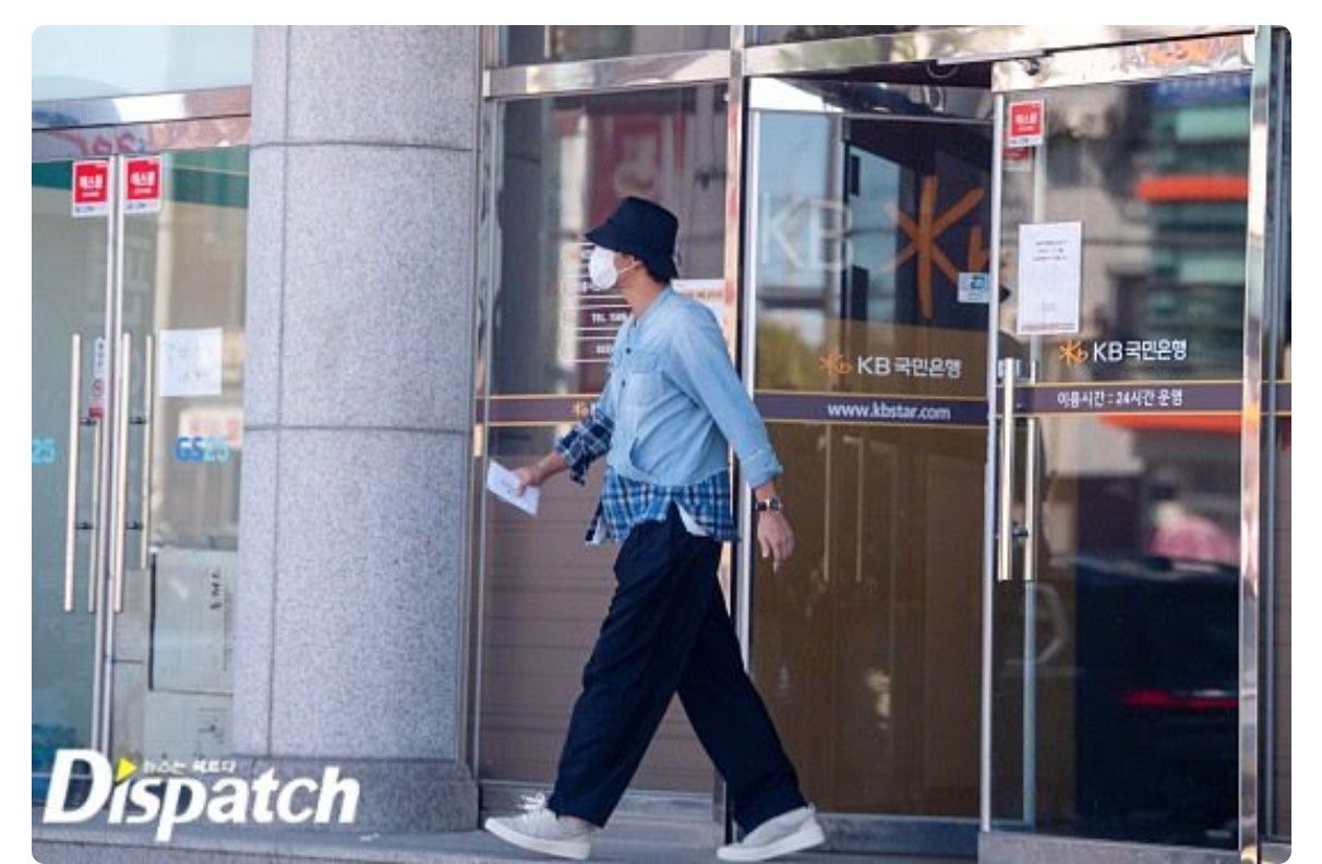 Foto Dispatch Saat Lee Seung Gi Terlihat Keluar dari Bank
