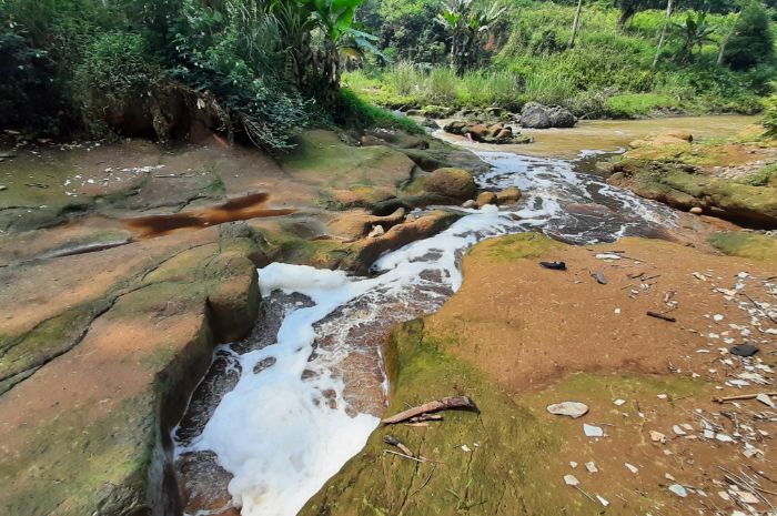 Sungai Cipicung yang berwarna hitam dan berbusa bercampur dengan aliran Cimeta di jembatan kawasan Kampung Cinagrog, Desa Sarimukti, Kecamatan Cipatat, Kabupaten Bandung Barat, Senin 24 Mei 2021. Di Hari Citarum 2021, pencemaran lindi TPA Sarimukti terus terjadi di kedua anak Sungai Citarum itu.