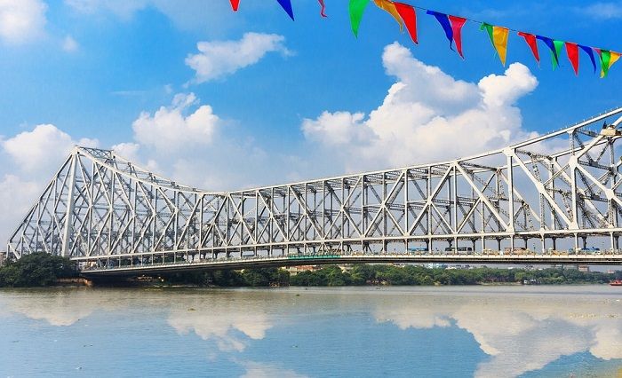 Jembatan Howrah di India, sering menjadi tempat bunuh diri.*  