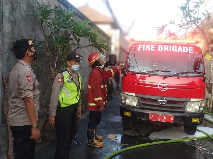 Damkar Kota Denpasar menurunkan 6 unit mobil untuk memadamkan api saat terjadi kebakaran sebuah Ruko pakaian adat Bali  di Jalan Gunung Agung Denpasar Bali, Minggu 23 Mei 2021.