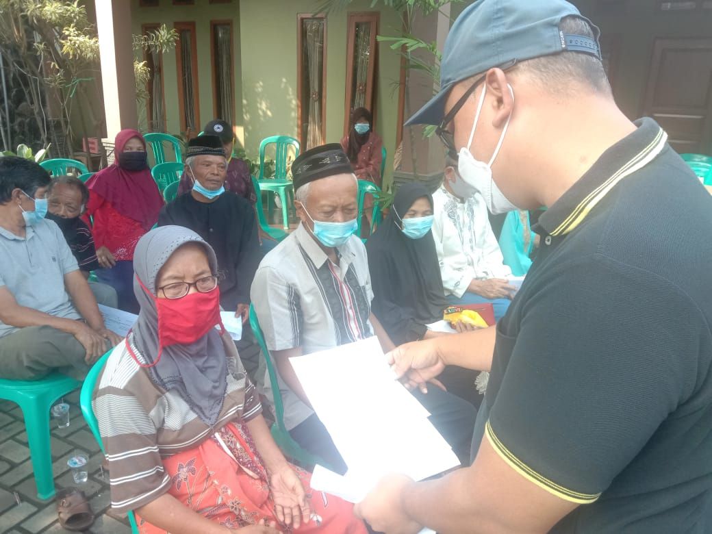 Kepala Desa Nanjung, Dian Irawan (kanan) program vaksinasi bagi lansia di Desa Nanjung, Kecamatan Margaasih, Kabupaten Bandung hari ini Senin 24 Mei 2021