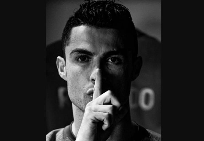 Cristiano Ronaldo sang mega bintang sepak bola dunia nonton Live Streaming Napoli vs Veron, saat  tak dimainkan Juventus.