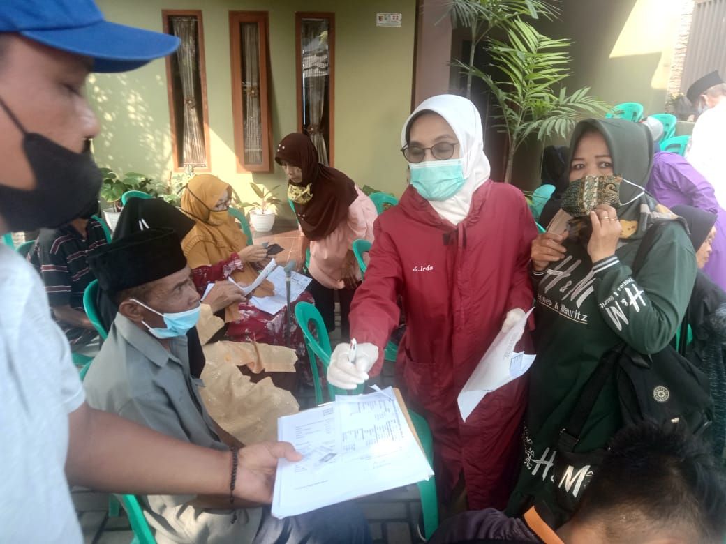 Kepala Puskesmas Margaasih dr Irda (tengah) program vaksinasi bagi lansia di Desa Nanjung, Kecamatan Margaasih, Kabupaten Bandung hari ini Senin 24 Mei 2021