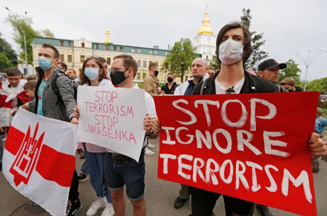   Orang-orang berkumpul dan berdemo untuk mendukung Roman Protasevich di Kyiv, Ukraina 23 Mei 2021.   