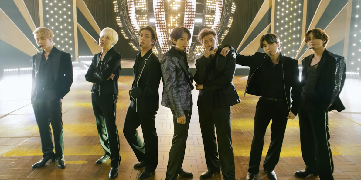Dalam gambar video yang disediakan oleh NBC ini, BTS tampil selama Billboard Music Awards di Microsoft Theater di Los Angeles, California, 23 Mei (waktu setempat).