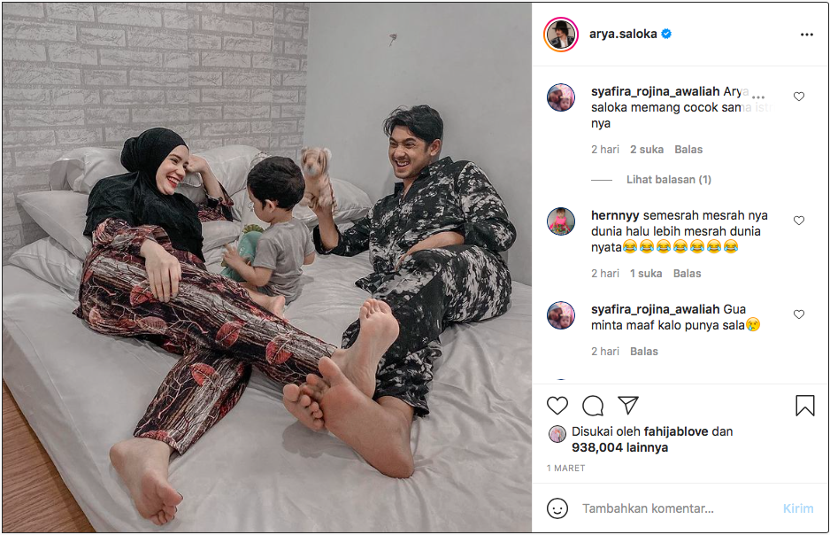 Postingan Arya Saloka bersama keluarga kecilnya.*