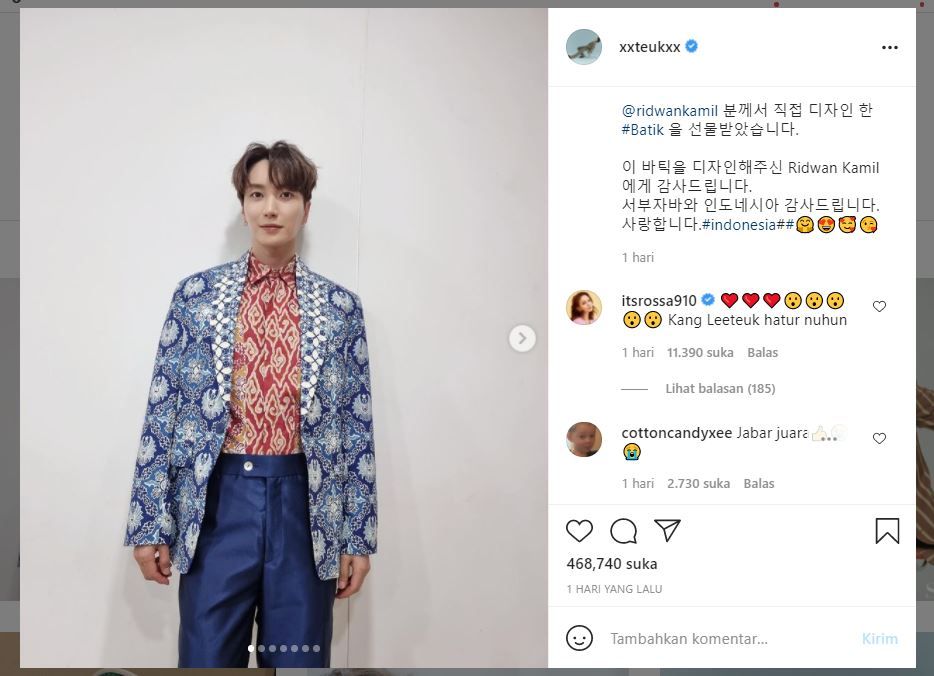 Personel Super Junior, Park Jung-soo alias Leeteuk saat mengenakan batik karya Ridwan Kamil