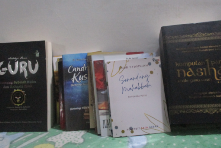 Sebagian buku karya Nur Syamsiah,  guru  yang juga penulis.