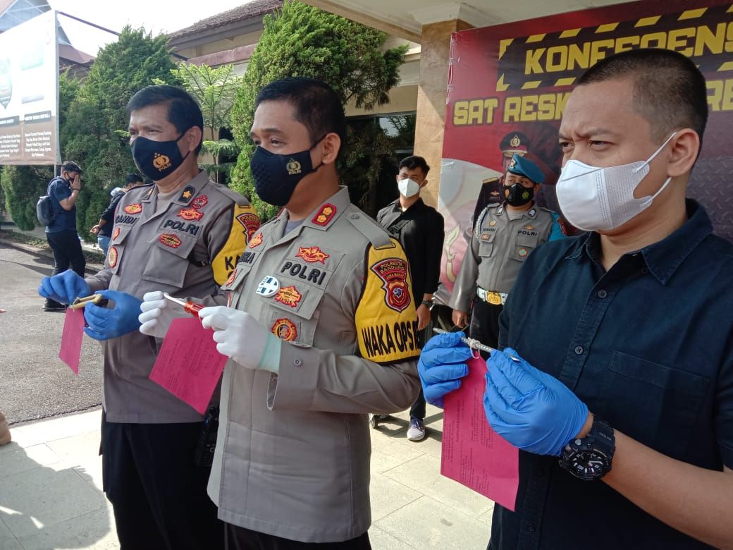 Wakil Kepala Polresta Bandung, AKBP Dwi Indra Laksmana membeberkan barang bukti kasus pembobolan 38 rumah