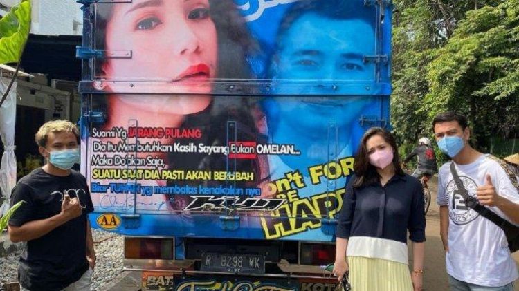 Potret Raffi Ahmad dan Nagita Slavina di bak truk