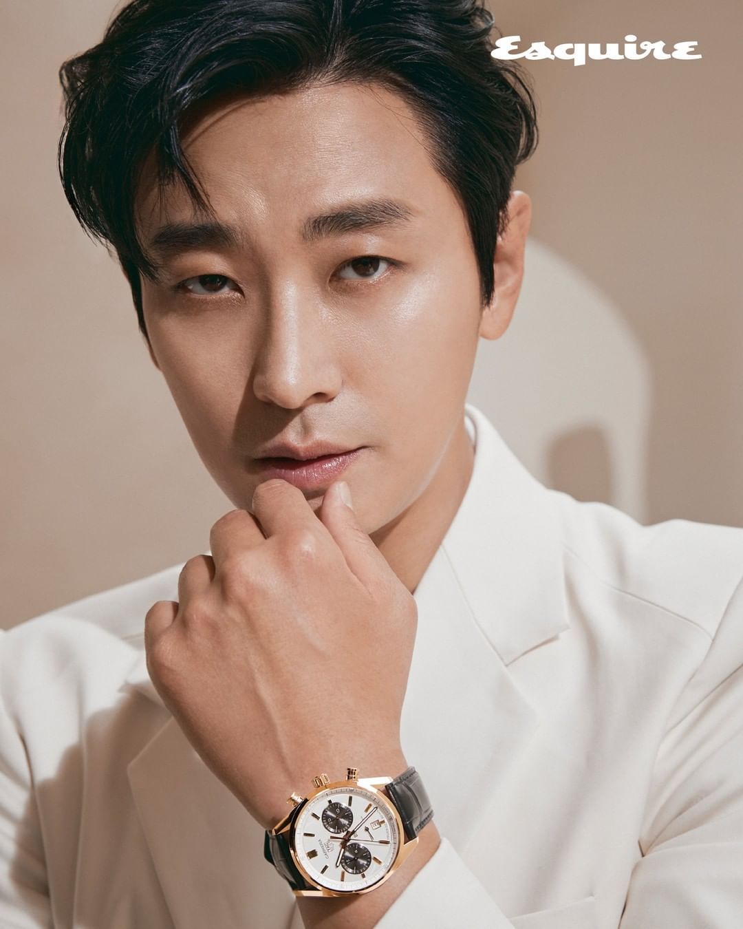 Ju Ji Hoon Tampil Elegan dan Mewah di Pemotretan Terbaru Bersama
