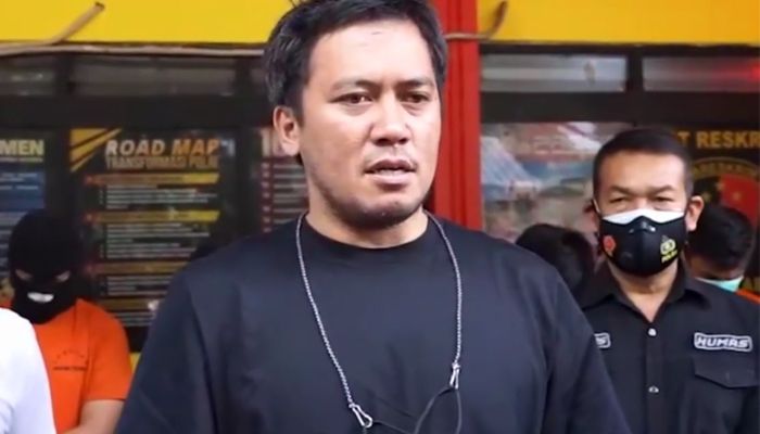 Kasatreskrim Polrestabes Bandung AKBP Adanan Mangopang memberikan keterangan ditangkapnya 5 orang anggota kelompok bermotor yang aniaya dan curi motor korbannya.