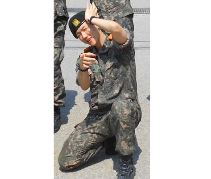 Potret Baekhyun EXO yang dirilis Korea Army Training Center.