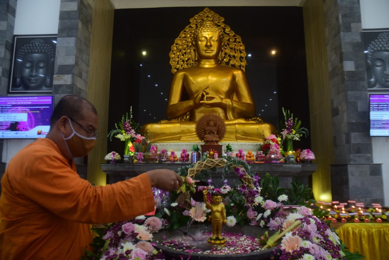Suasana ibadah umat Budha di Vihara Buddayana Dharmawira Center. 