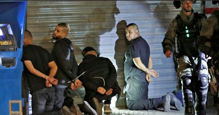 Warga Palestina ditangkap oleh Polisi Israel saat melakukan aksi damai untuk menolak pengusiran paksa di Sheikh Jarrah Yerusalem Timur