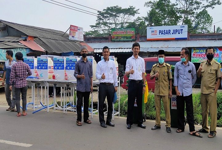 Pihak BRI Labuan saat menyerahkan bantuan wastafel di Pasar Jiput, Kabupaten Pandeglang, Kamis, 27 Mei 2021.