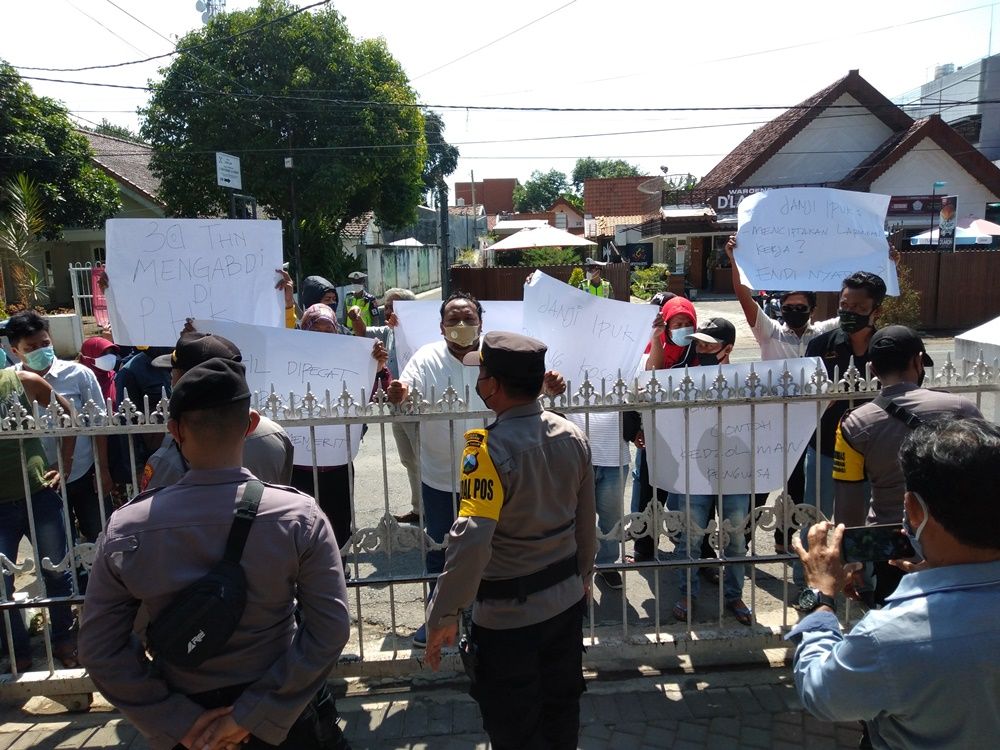 Aksi demo oleh THL di depan Kantor Bupati Banyuwangi dijaga aparat kepolisian.