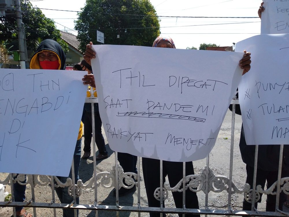 Para THL menuntut hak mereka atas pemecatan massal yang bertentangan dengan program kerja Bupati Banyuwangi.
