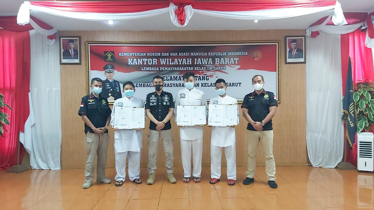 Kepala Lapas Kelas IIB Garut, RM Kristyo Nugroho menyerahkan surat remisi kepada tiga warga binaan yang salah satunya merupakan warga Tiongkok.