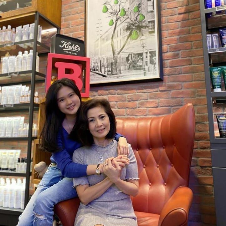 Felicia Tissue bersama sang Ibu, Meilia Lau