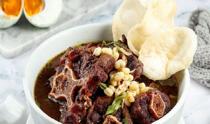Rawon daging sapi makanan khas Jawa Timur dengan bumbu turun-temurun yang segar dan menggugah selera