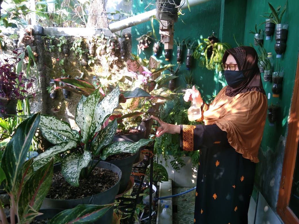 Merawat tanaman manfaatkan waktu senggang.* (Arief Pratama)