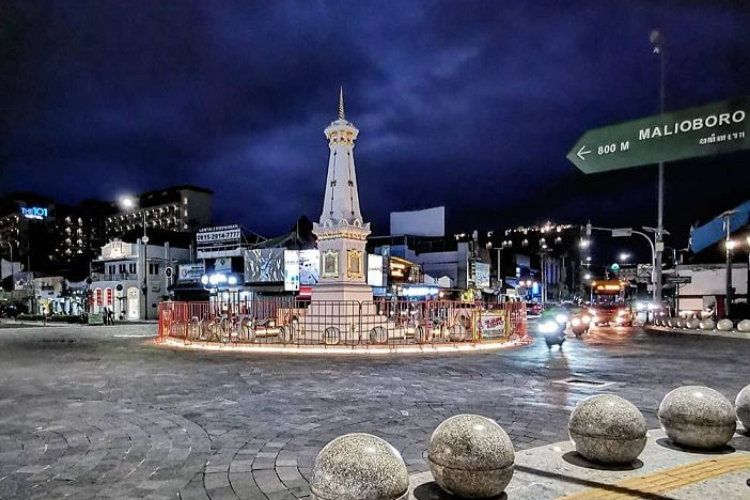 Tugu Yogyakarta dan sepanjang jalan Malioboro menjadi destinasi utama wisatawan ke Yogyakarta.