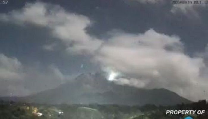 Tertangkap Kamera Cctv Benda Langit Yang Jatuh Di Kawasan Puncak Merapi Begini Penjelasan Bpptkg Seputar Tangsel