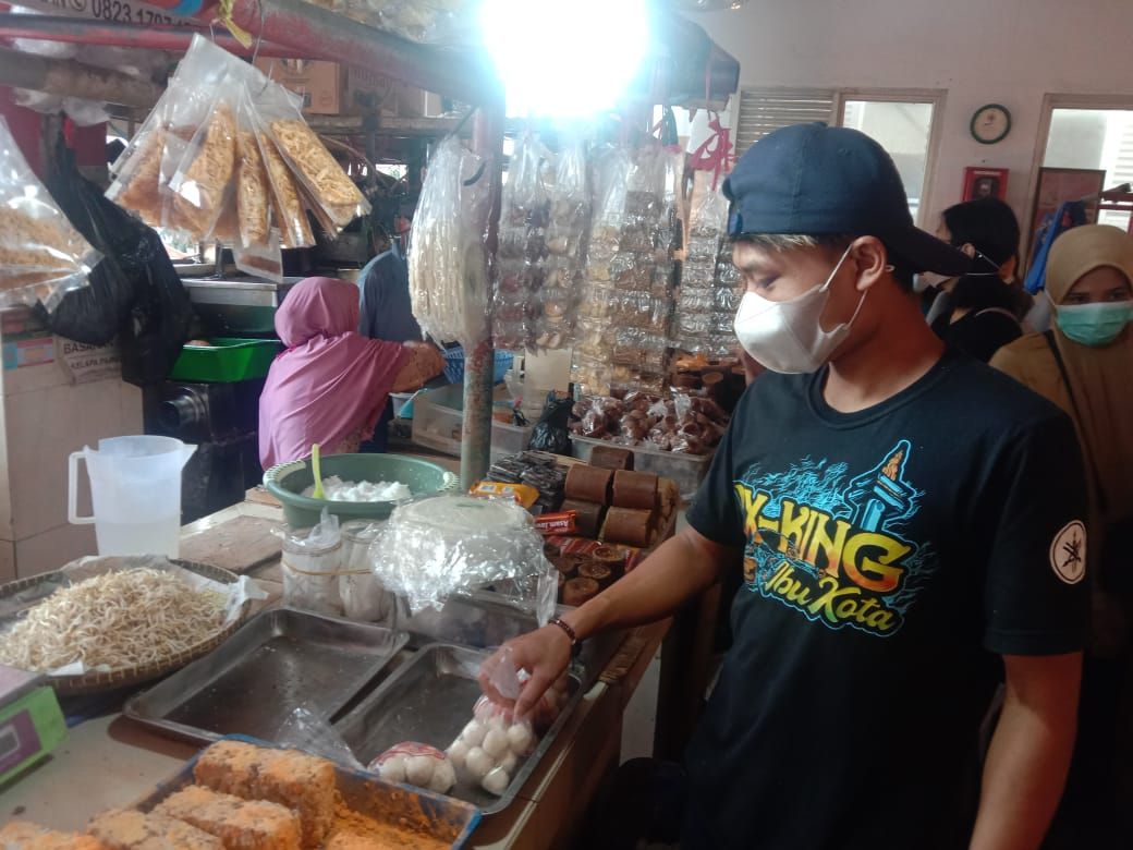 Pedagang tahu dan tempe di Pasar Atas Cimahi yang stoknya kosong, terpaksa menjual barang lainnya