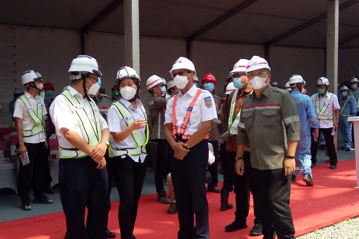 Dirut PT KAI Didiek Hartantyo, Direktur Proyek High Speed Railway Contractor Consortium (HSRCC) Xin Xuezhong, dan Sinohydro Head Project Manager Xi Zhongwei berbincang saat pemasangan beton girder pada jalur Kereta Cepat Jakarta Bandung sesi pertama.