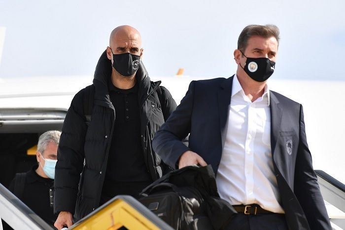 PELATIH Manchester City Pep Guardiola (kiri) dan CEO City Ferran Soriano hendak menuruni tangga pesawat saat tiba di Portugal setelah terbang dari Inggris, Kamis, 27 Mei 2021 waktu setempat. 