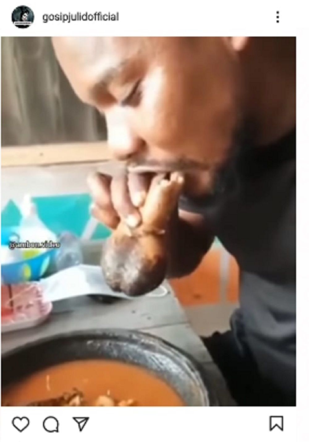 Heboh, Pria ini Makan dengan Lahap Olahan Daging Mirip Penis, Netizen: Auto Muntah Gue