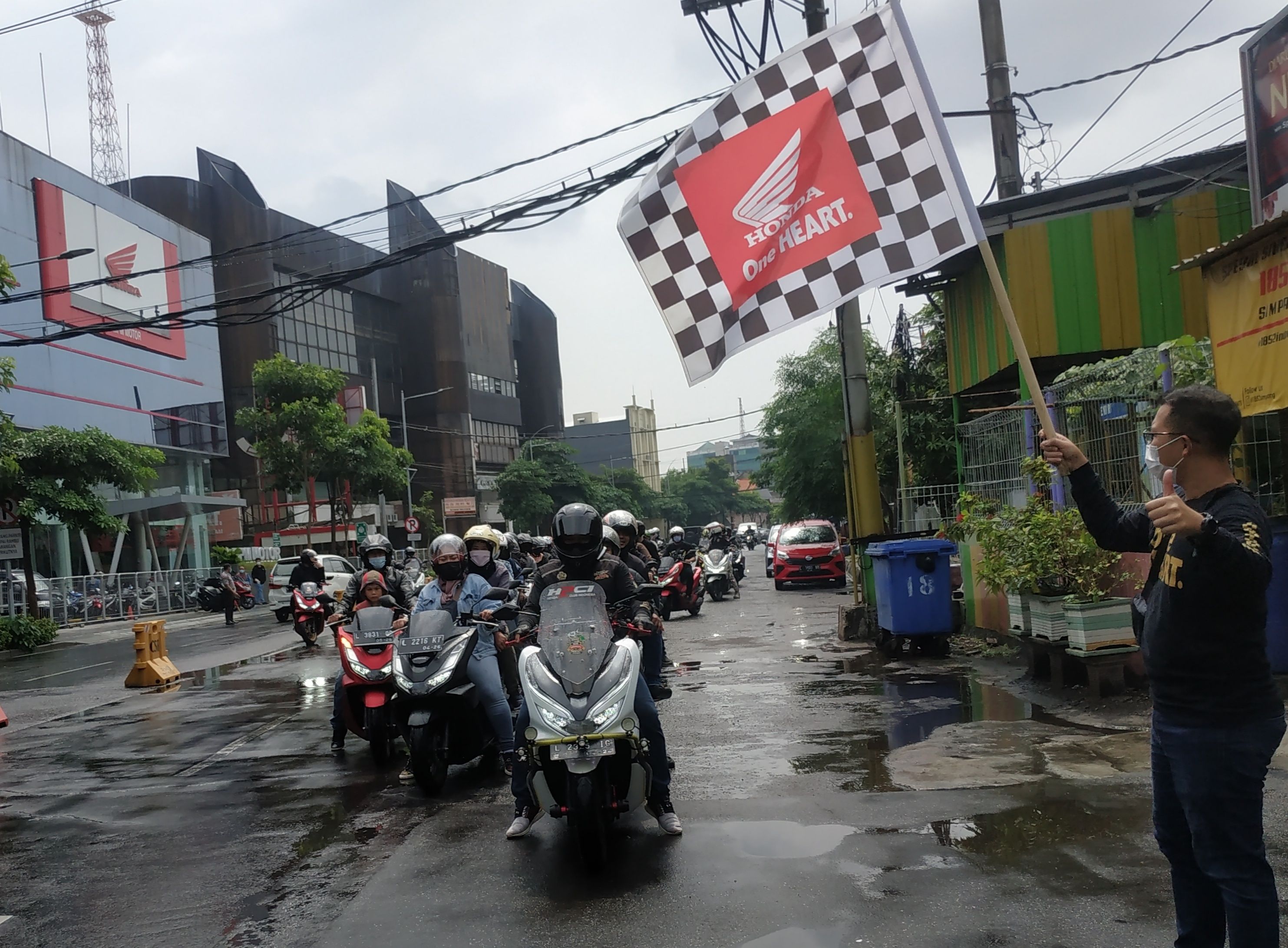 Start dari MPM Honda Jatim di jalan Simpang Dukuh
