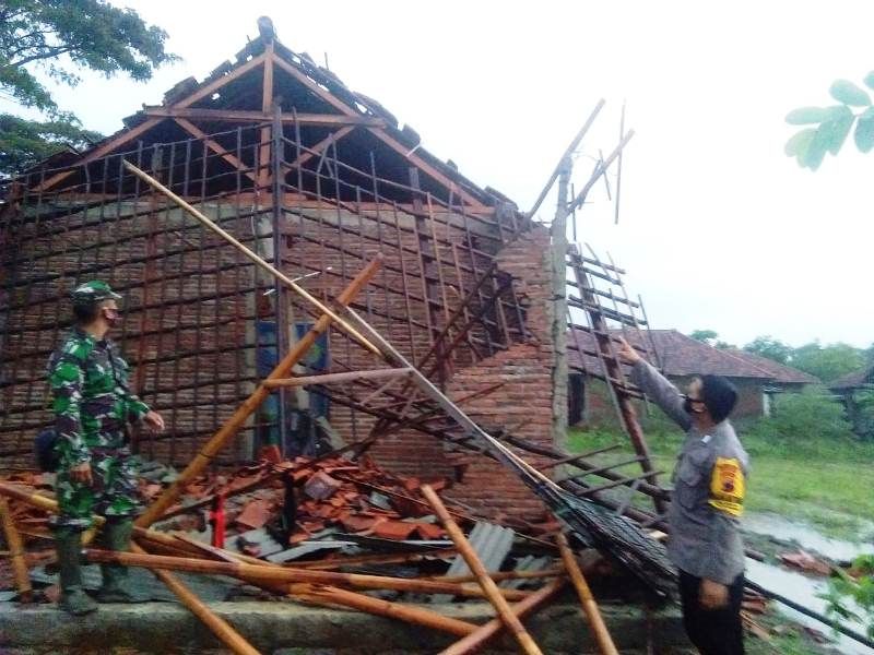 Dua rumah warga di Desa Siwungkuk, Kecamatan Wanasari, Kabupaten Brebes, Jawa Tengah, rusak akibat angin puting beliung pada Sabtu, 29 Mei 2021.*