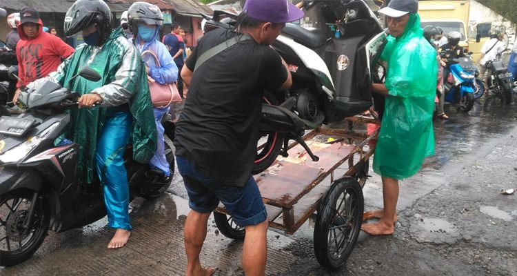 Banjir di kolong jembatan tol Cibaduyut, Bandung, motor diangkut pakai gerobak, Senin 31 Mei 2021