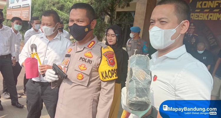Kapolresta Bandung, Kombes Pol Hendra Kurniawan menunjukan barang bukti peralatan yang digunakan komplotan pembobol minimarket, Senin 31 Mei 2021
