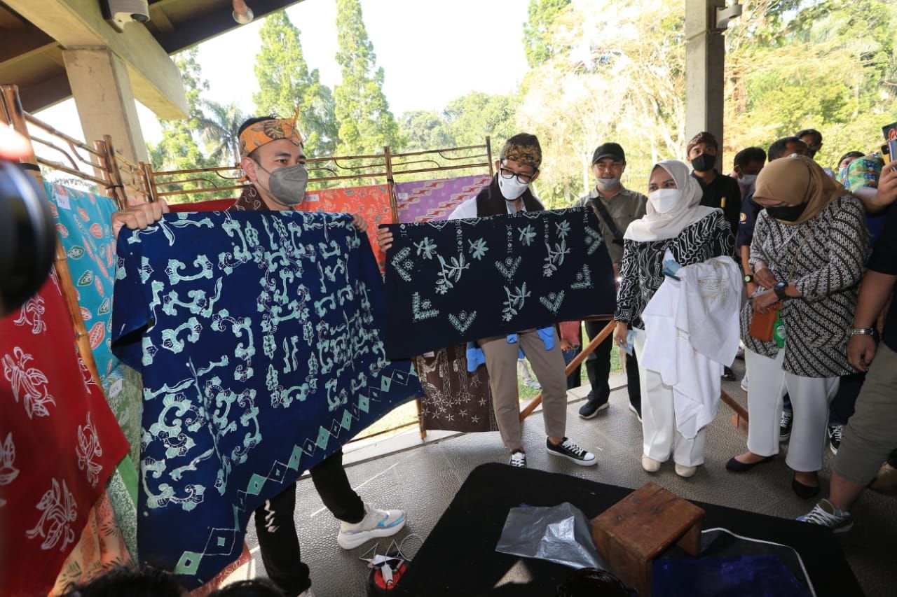 Menteri Pariwisata dan Ekonomi Kreatif Sandiago Salahudin Uno saat melihat batik hasil produksi Wisata di Bogor.