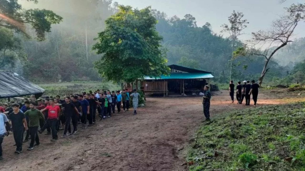 Milisi yang dipimpin dilatih Persatuan Nasional Karen (KNU) di negara bagian Karen Myanmar pada Jumat, 9 April 2021, yang didapatkan Reuters.