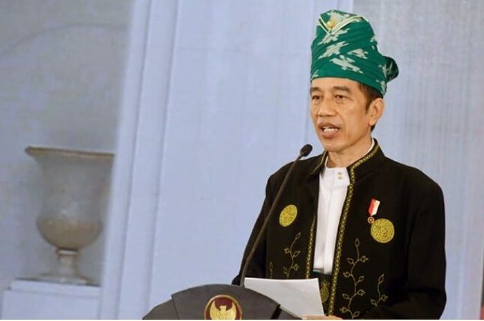 Presiden Joko Widodo mengenakan pakaian adat khas Tanah Bumbu, Kalimantan Selatan saat  Widodo bertindak selaku inspektur upacara pada Upacara Peringatan Hari Lahir Pancasila Tahun 2021 secara virtual dari Istana Kepresidenan Bogor, Jawa Barat, hari ini, Selasa, 1 Juni 2021. 
