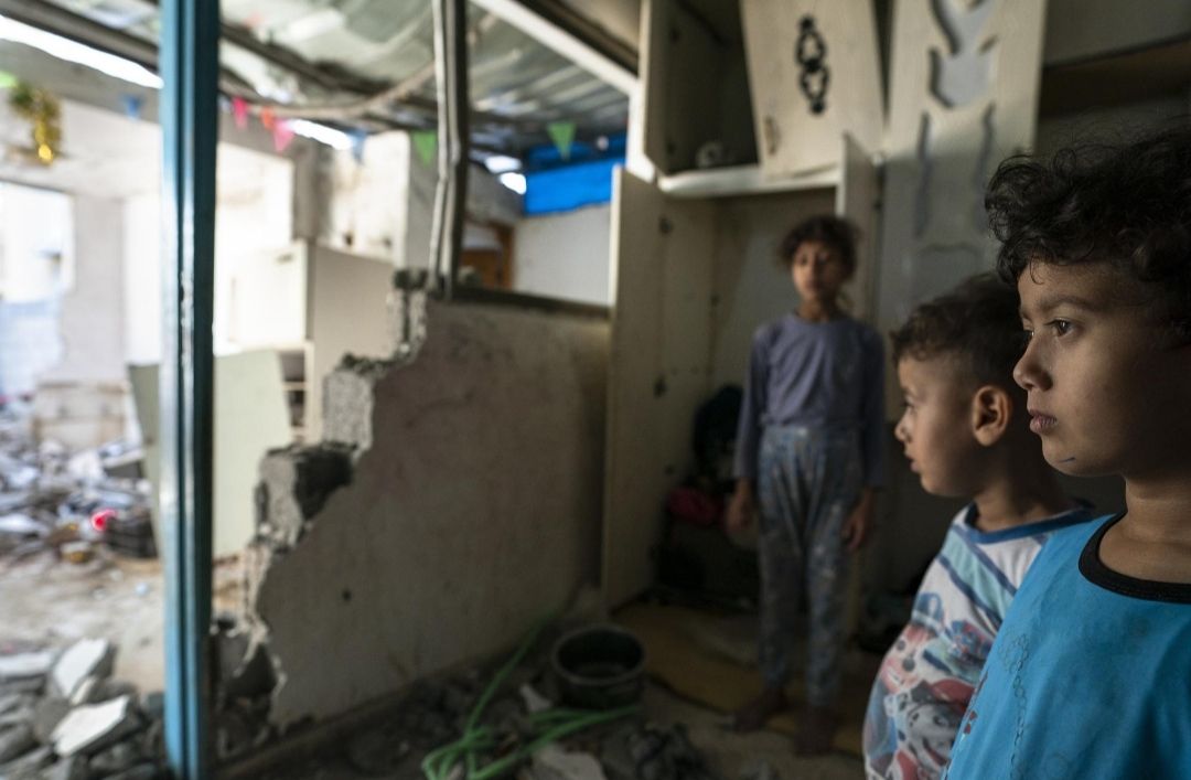 Batul Al-Masri dan saudaranya di kamar nya yang hancur karena serangan Israel